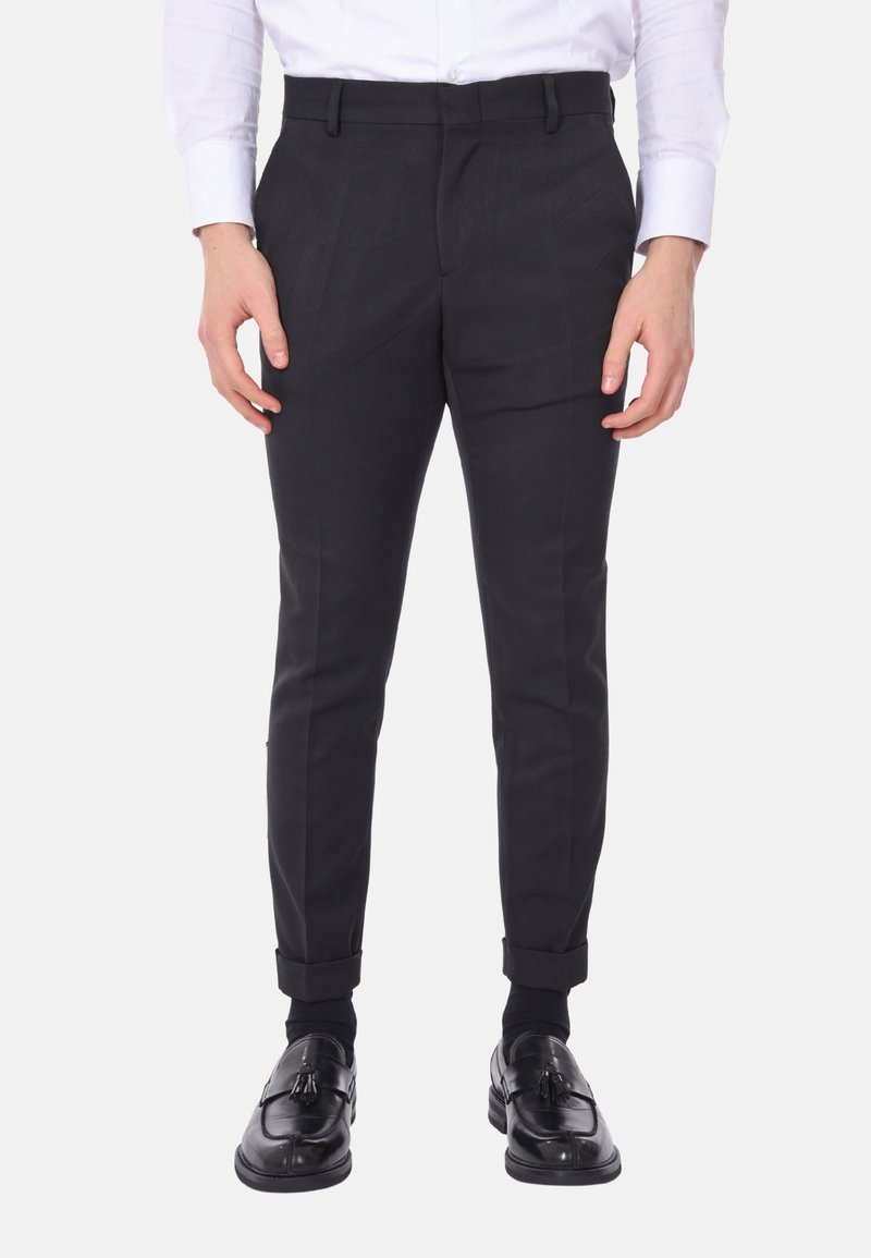 Pantaloni neri su misura, a vestibilità slim, con passanti per cintura e tasche frontali, realizzati in un tessuto liscio per un aspetto strutturato.