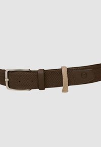 Cintura intrecciata marrone con fibbia in metallo argentato, passante in pelle color cuoio e marchio in rilievo sull'accento in pelle.