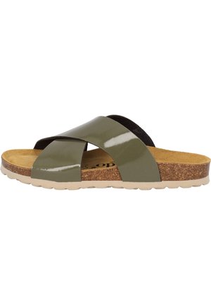 Sandale à lanières croisées avec une tige synthétique olive brillant, semelle en liège et semelle texturée pour une meilleure adhérence. Accent noir sur la lanière.