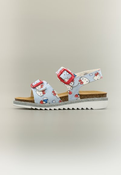 Sandale bleu clair pour enfant avec boucles rouges, imprimé Hello Kitty, semelle intérieure en liège et semelle extérieure blanche rainurée avec bordure pailletée argentée.