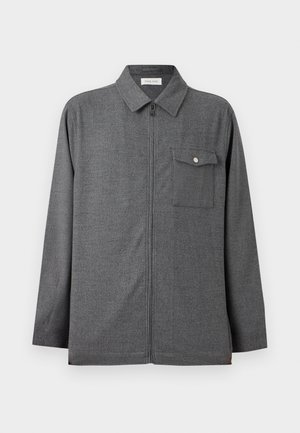 Meeste hall lukuga jakk krae ja ühe rinnataskuga, millel on nööpidega kaetud klapp, esitatuna neutraalsel taustal.