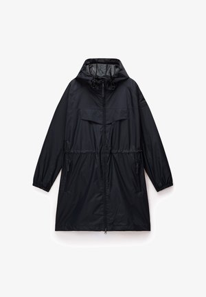 Parka negra impermeable con capucha, cierre de cremallera, puños elásticos, cintura ajustable con cordón y bolsillos frontales con detalles de cremallera.