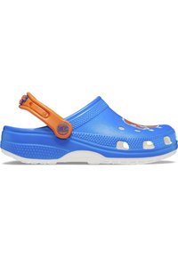 Zoccoli in gomma blu con accenti arancioni e cinturino posteriore regolabile, dotati di fori di ventilazione e superficie texturizzata per una maggiore aderenza.