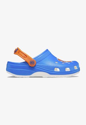 Sabot en caoutchouc bleu avec des accents orange et une sangle de talon réglable, doté de trous de ventilation et d'une surface texturée pour une meilleure adhérence.
