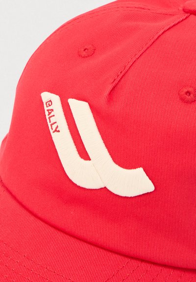 Κόκκινο καπέλο μπέιζμπολ από υφασμάτινη υφή, με έντονο λευκό κεντημένο λογότυπο με το κείμενο "BALLY", τοποθετημένο στο μπροστινό μέρος.