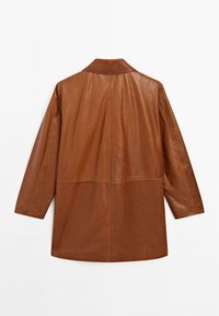 Bruine leren jas met een kraag en lange mouwen. Kenmerkt zich door een strakke, minimalistische stijl met zichtbare stiksels en een gladde textuur.