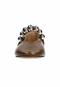 Chaussure plate en cuir marron avec un bout arrondi et une rangée décorative de clous métalliques argentés brillants sur le bord supérieur. Texture lisse.