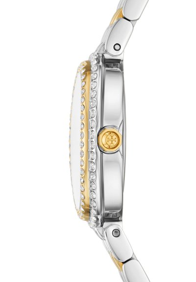 Vue latérale d'une montre-bracelet argent et or avec une lunette sertie de diamants et une couronne en or présentant un logo gravé sur le bracelet à maillons métalliques.
