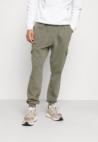 Guess SCOTTY PANT - Broek - olive morning