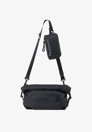 Schwarze Nylon-Crossbody-Tasche mit Reißverschluss, verstellbarem Gurt und Vordertasche. Glatte Textur und minimalistisches Design.