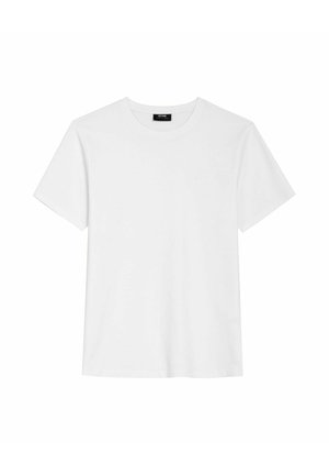 Biała koszulka z krótkim rękawem i okrągłym dekoltem, z małą kieszonką na piersi oraz czarną metką marki wewnątrz kołnierza.