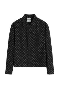 Chemise noire à manches longues, boutonnée, avec un motif géométrique de chaînes blanches, un col et une poche poitrine, étiquetée taille L par Frilivin.