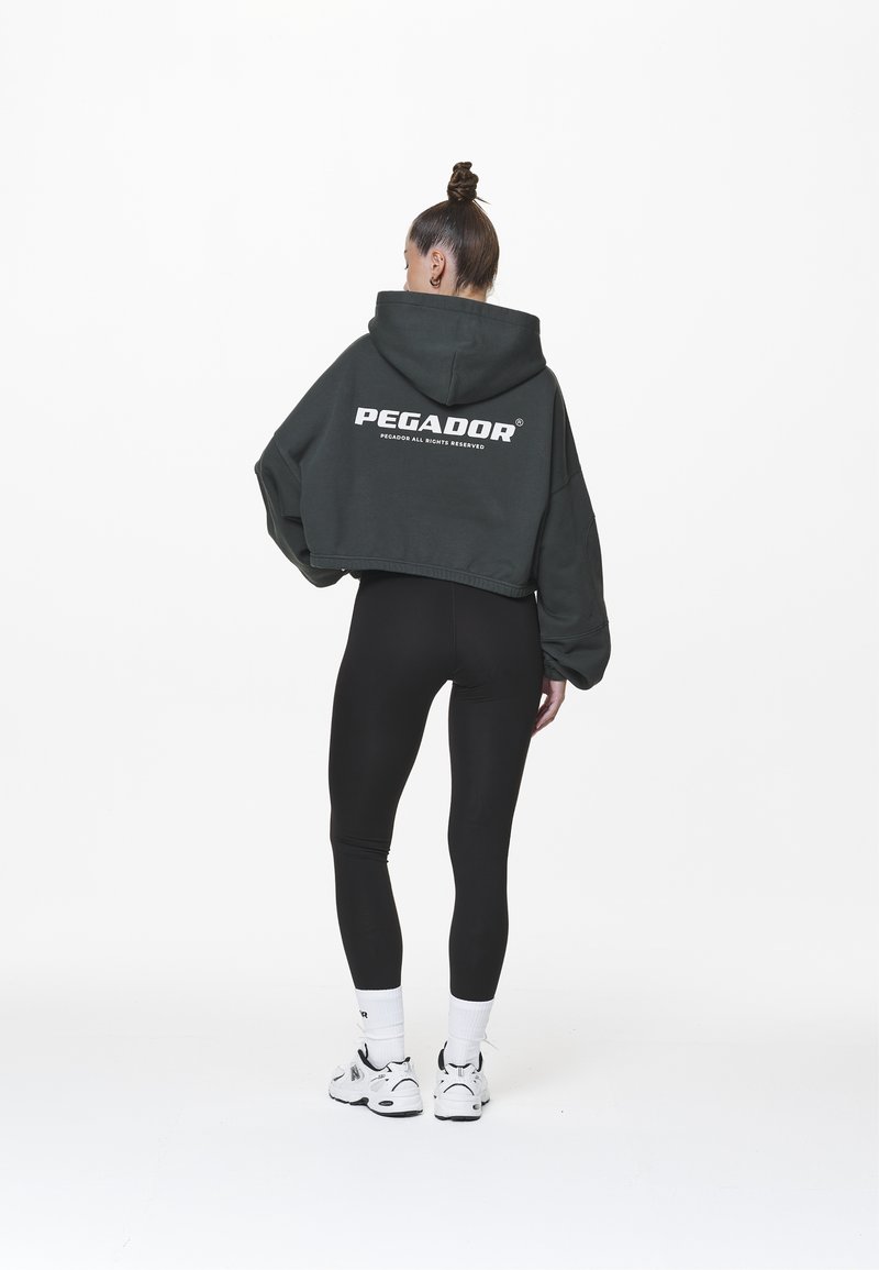 Pegador - SKEI LOGO OVERSIZED CROPPED HOODIE - Sweatshirt - washed sage green, Vergrößern