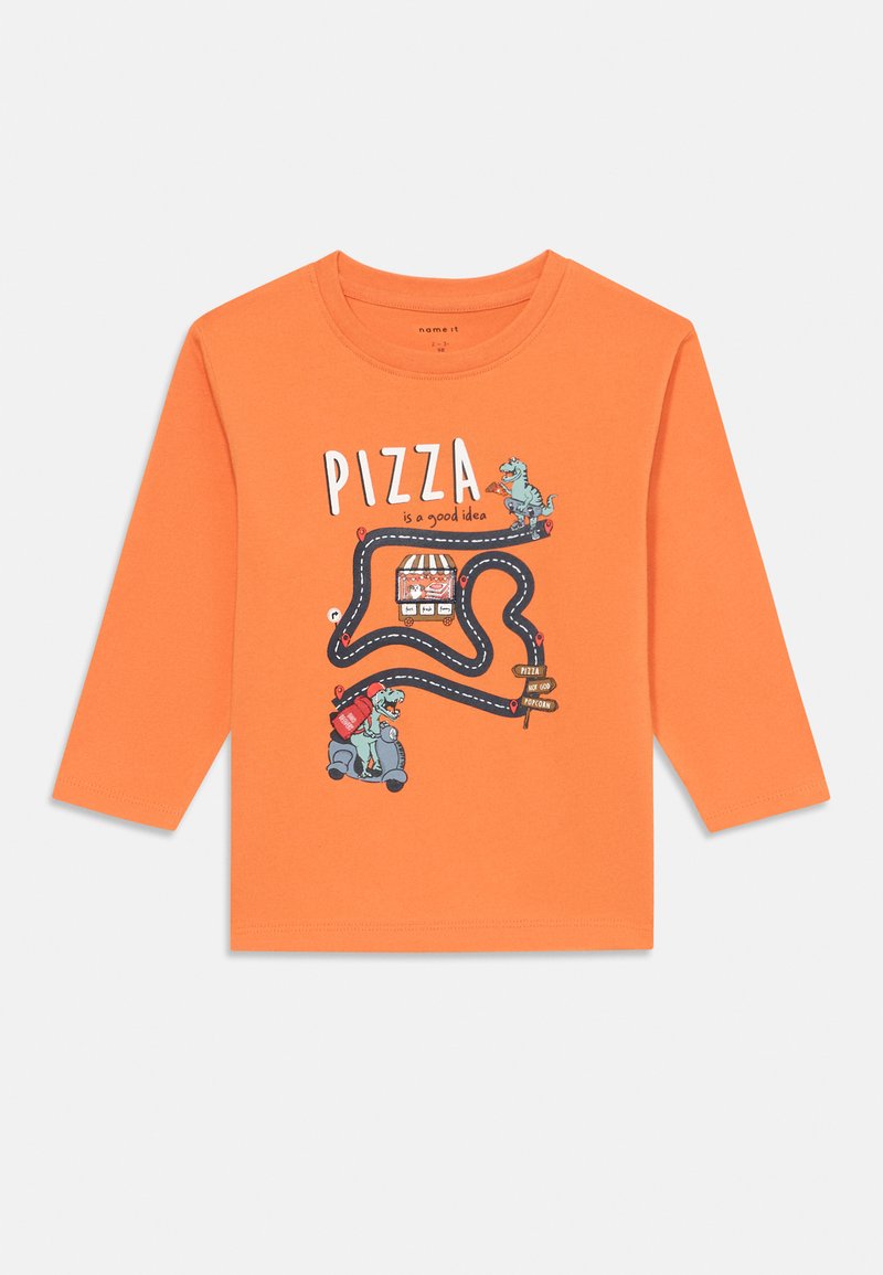 Oranžna dolg rokav majica s karikuro dinozavra, grafiko pice in vijugasto cesto z elementi dostave.