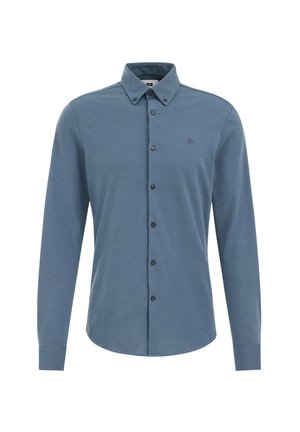 Camicia a maniche lunghe in cotone blu con colletto classico, bottoni neri e un piccolo logo ricamato sul lato sinistro del petto.