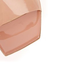 Chaussure brillante couleur nude avec un bout carré, présentée sur fond blanc.