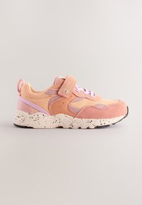 Różowo-brzoskwiniowy but sportowy z materiałów zamszowych i siateczkowych, z podeszwą w cętki, regulowanym paskiem na rzep oraz sznurowadłami w jasnym lawendowym odcieniu.