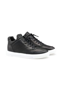 Schwarze Leder-Sneaker im Low-Top-Stil mit schwarzen Schnürsenkeln und weißen Gummi-Sohlen, nebeneinander auf einem weißen Hintergrund gezeigt.