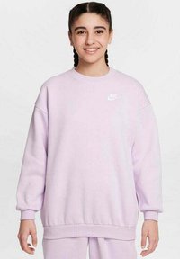Lila sweatshirt med långa ärmar, rund halsringning och ribbad mudd. Har en liten vit Nike-logga på bröstet. Mjuk textur.