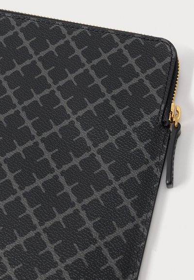 Čierna textúrovaná taška s šedým geometrickým vzorom, zlatým zipsom a kontrastným čiernym ťaháčikom.