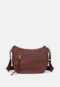 Borsa a spalla color bordeaux con un motivo texturizzato, scomparto principale con zip, tasca frontale e tracolla regolabile. Decorazioni in hardware color oro.