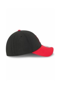 Schwarze und rote Baseballmütze mit einem gebogenen roten Schirm und einem kleinen runden Knopf oben, von der Seite auf einem weißen Hintergrund gezeigt.