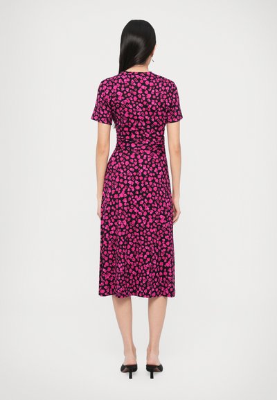 Sukienka z krótkim rękawem i długością do kolan, wykonana z czarnej tkaniny z różowym kwiatowym nadrukiem, dopasowana w talii i lekko rozkloszowana. Gładka faktura i miękki układ.