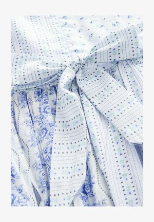 Bíl dress s modrými květinovými potisky, pruhy a mašlí v pase. Jemná textura s sklady a detailními vzory po celém povrchu.