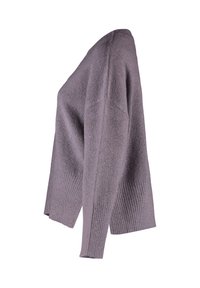 Hellvioletter gestrickter Pullover mit gerippten Bündchen und Saum, der einen lockeren Schnitt und eine strukturierte Oberfläche bietet. Die Seitenansicht hebt seine Silhouette hervor.