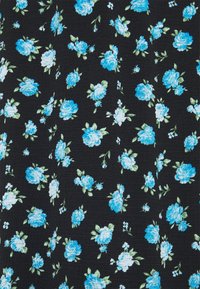 Schwarzer Stoff mit einem floralen Muster, das blaue Rosen und grüne Blätter zeigt. Strukturiere Oberfläche mit verstreuten weißen Blüten überall.
