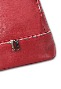 Rote Lederhandtasche mit strukturiertem Finish, ausgestattet mit einem auffälligen silbernen Reißverschluss und einem flachen Boden für Stabilität.