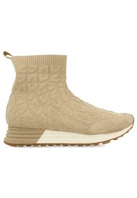 Botín de tobillo de punto en color tostado con patrón de logotipo en relieve, detalles en ante y suela de goma con un ligero tacón en cuña. Diseño flexible y tira de agarre.