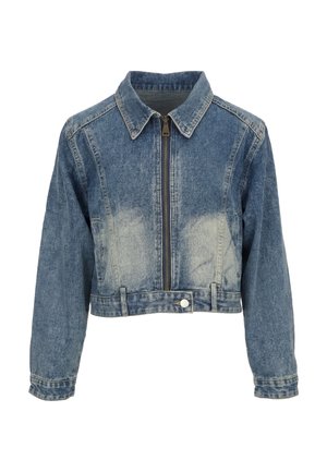Blå, cropped denimjakke med lange ærmer, lynlås foran, spids krave og falmet vask på brystet og kanten. Ingen synlige mærker.