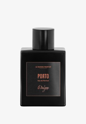 Schwarze quadratische Flasche mit einem runden Deckel. Etikett zeigt "PORTO" in orangefarbenen Buchstaben, mit "Eau de Parfum" und dem Markennamen darunter in einer Schreibschrift.