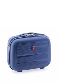 Maleta rígida azul con textura acanalada, un zipper plateado y un pequeño logotipo rojo en la parte frontal. Diseño compacto adecuado para viajar.