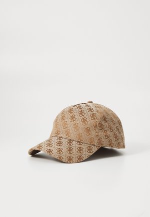 Beige baseballpet met een herhalend bruin monogrampatroon, tentoongesteld op een witte ondergrond.