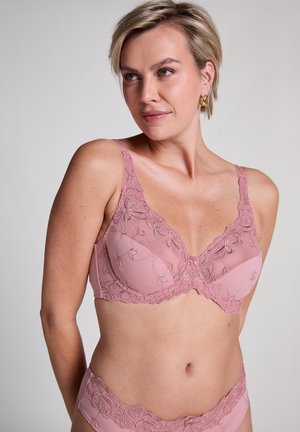 Roze lingerie set met bloemige kantdetails, doorschijnende cups, verstelbare banden en een gladde satijnen onderlaag.