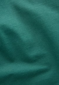 Tessuto di cotone teal con una texture liscia, che presenta sottili pieghe e stiramenti. La superficie sfoggia un motivo a costine uniforme.
