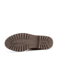 Semelle de chaussure en caoutchouc brun avec des motifs de texture et des rainures pour une meilleure adhérence. Présente une forme arrondie et un léger talon surélevé.