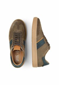 Brune suede sneakers med blå og orange detaljer. Har en tekstureret gummisåle og snørebåndslukning. Indeholder branding på indersålen.