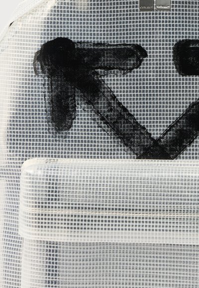 Μαύρο βέλος που δείχνει διαγώνια προς τα πάνω σε μια υφασμένη επιφάνεια πλέγματος με ένα λευκό ημιδιαφανές ορθογώνιο αντικείμενο που το καλύπτει εν μέρει.