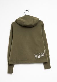 Olivgrön hoodie med huva, nedhasade axlar och lös passform. Har vit skrift "NSW" på vänster sida. Mjuk tygtextur.