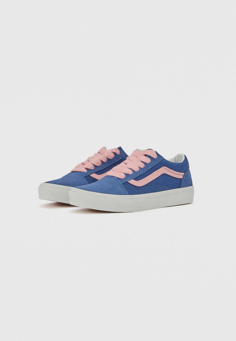 Blaue Wildleder-Sneaker mit rosa Schnürsenkeln und einem rosa Seitenstreifen. Die Sohle ist weiß mit einer strukturierten Oberfläche. Low-Top-Design.