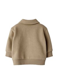 Suéter oversize beige con cuello, puños acanalados y dobladillo. Textura de tela suave con un aspecto cálido y suave. Vista posterior.