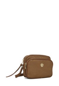 Borsa a tracolla in finta pelle marrone con texture, dotata di due scomparti con cerniera, hardware dorato e un logo circolare sul fronte.