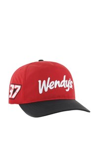 Rote Kappe mit schwarzem Schirm, mit dem weißen gestickten "Wendy's"-Logo und einem rot-weißen Akzent mit der Zahl "97" an der Seite.