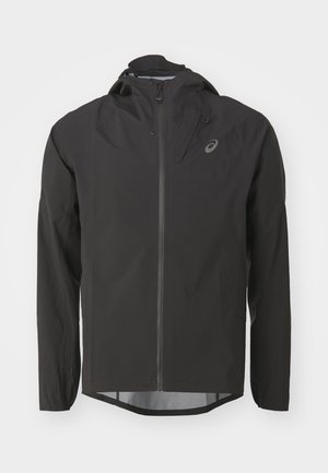 Veste noire imperméable avec une fermeture éclair à l'avant, une capuche réglable et des manches longues. Présente une texture lisse et un logo subtil sur la poitrine.
