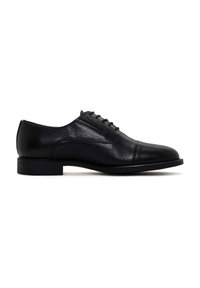 Zwarte leren nette schoen met een gestructureerde afwerking, ronde neus en vetersluiting. Heeft een lage, rechthoekige hak en minimale stiksels.