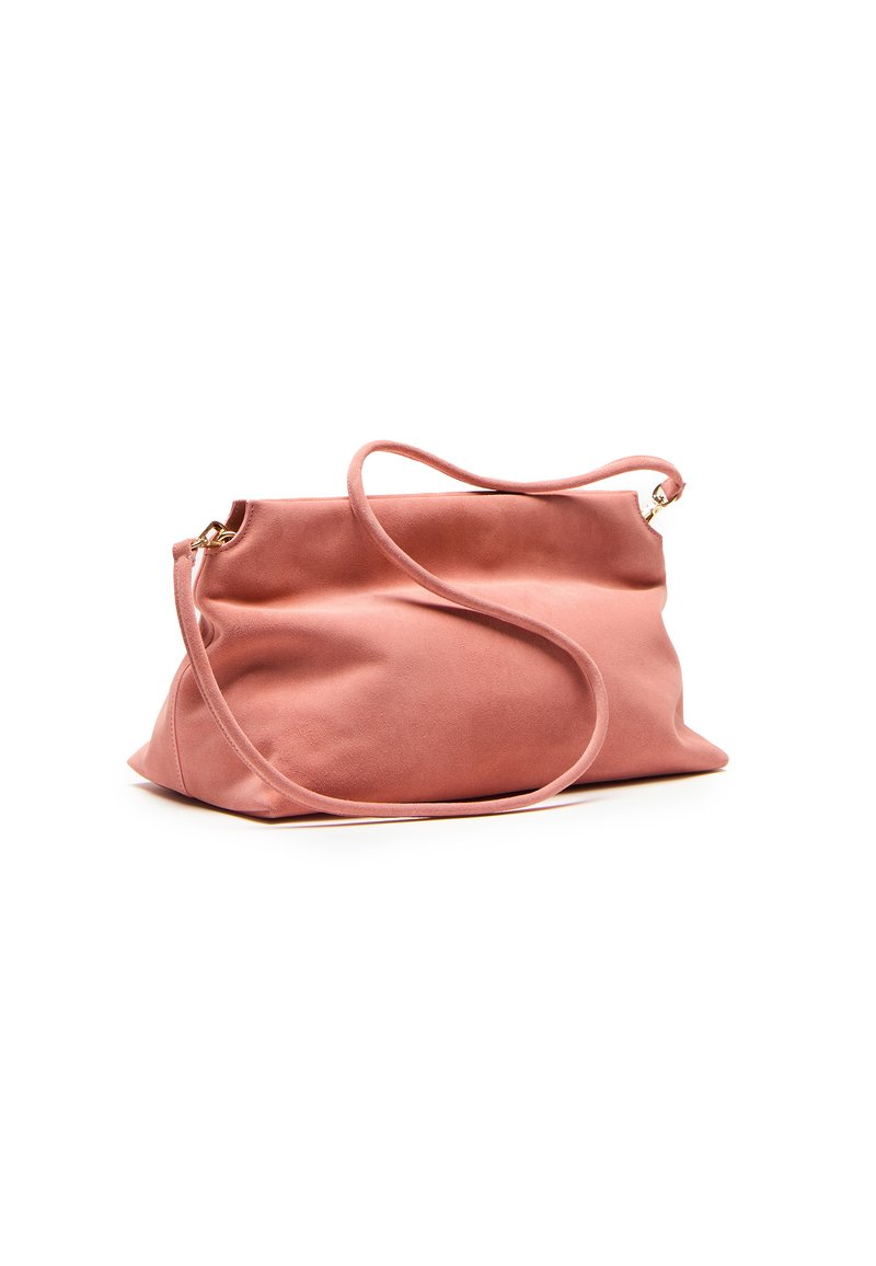 Borsa in pelle rosa cipria morbida con una texture liscia, forma rettangolare, una singola tracolla regolabile e chiusura con zip nella parte superiore.