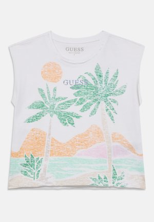 Hvit ermeløs skjorte med falmet tropisk trykk av palmer, sol, fjell og hav, med "GUESS"-logo i midten.